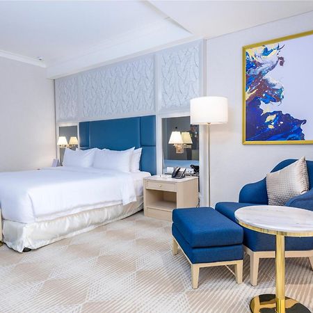 Royce Hotel & Casino Clark Field Екстериор снимка