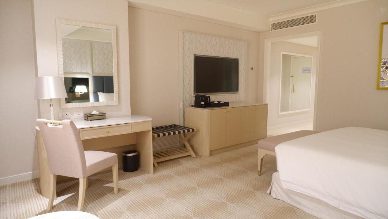 Royce Hotel & Casino Clark Field Екстериор снимка