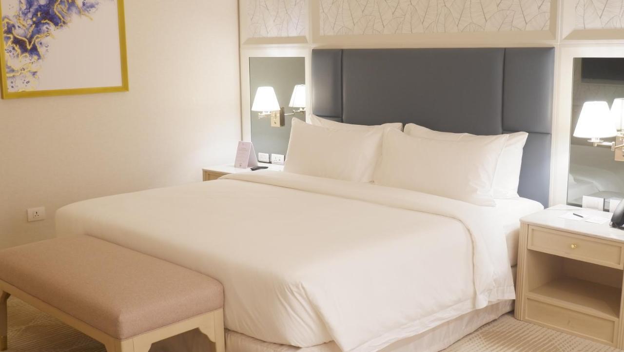 Royce Hotel & Casino Clark Field Екстериор снимка