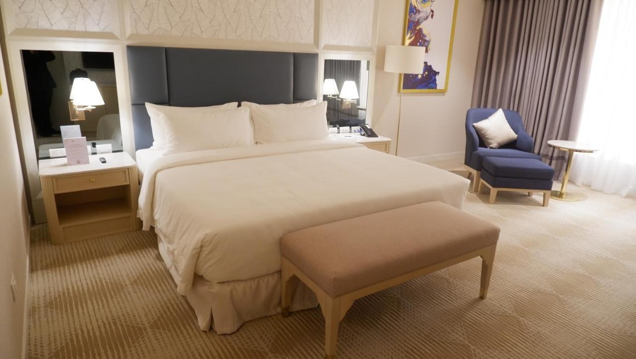 Royce Hotel & Casino Clark Field Екстериор снимка