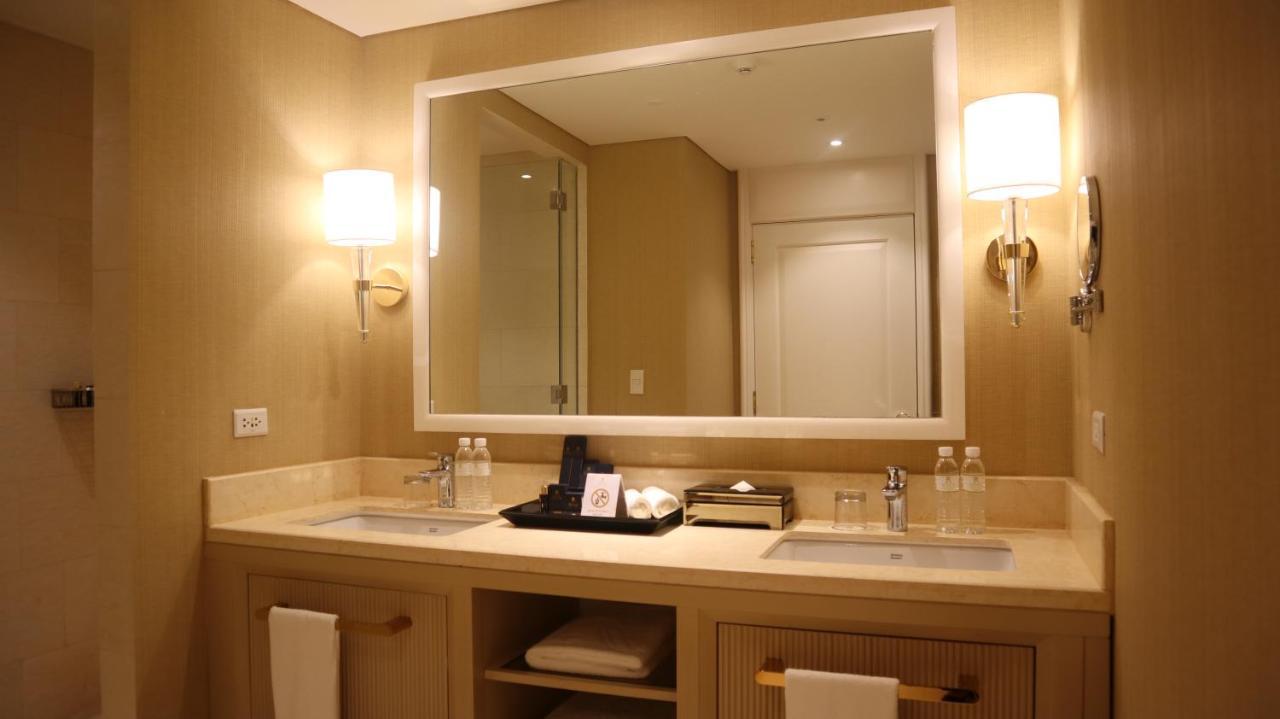 Royce Hotel & Casino Clark Field Екстериор снимка