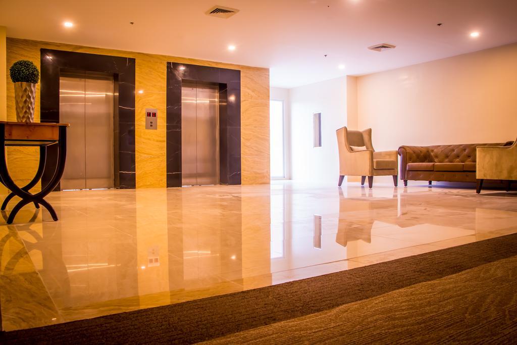 Royce Hotel & Casino Clark Field Екстериор снимка