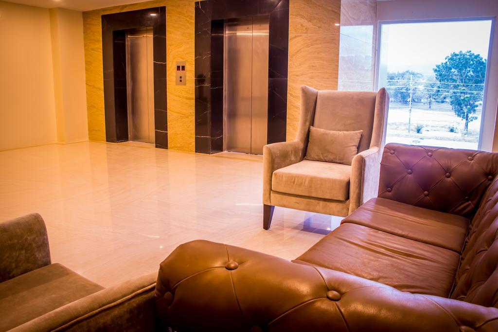 Royce Hotel & Casino Clark Field Екстериор снимка
