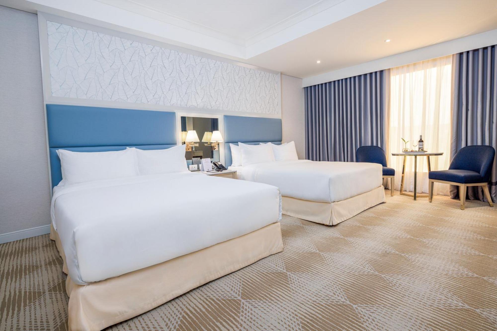 Royce Hotel & Casino Clark Field Екстериор снимка