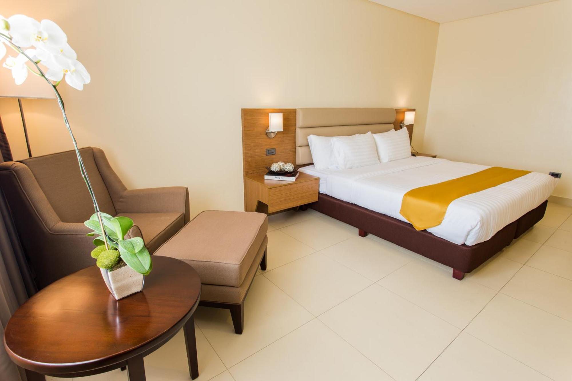 Royce Hotel & Casino Clark Field Екстериор снимка