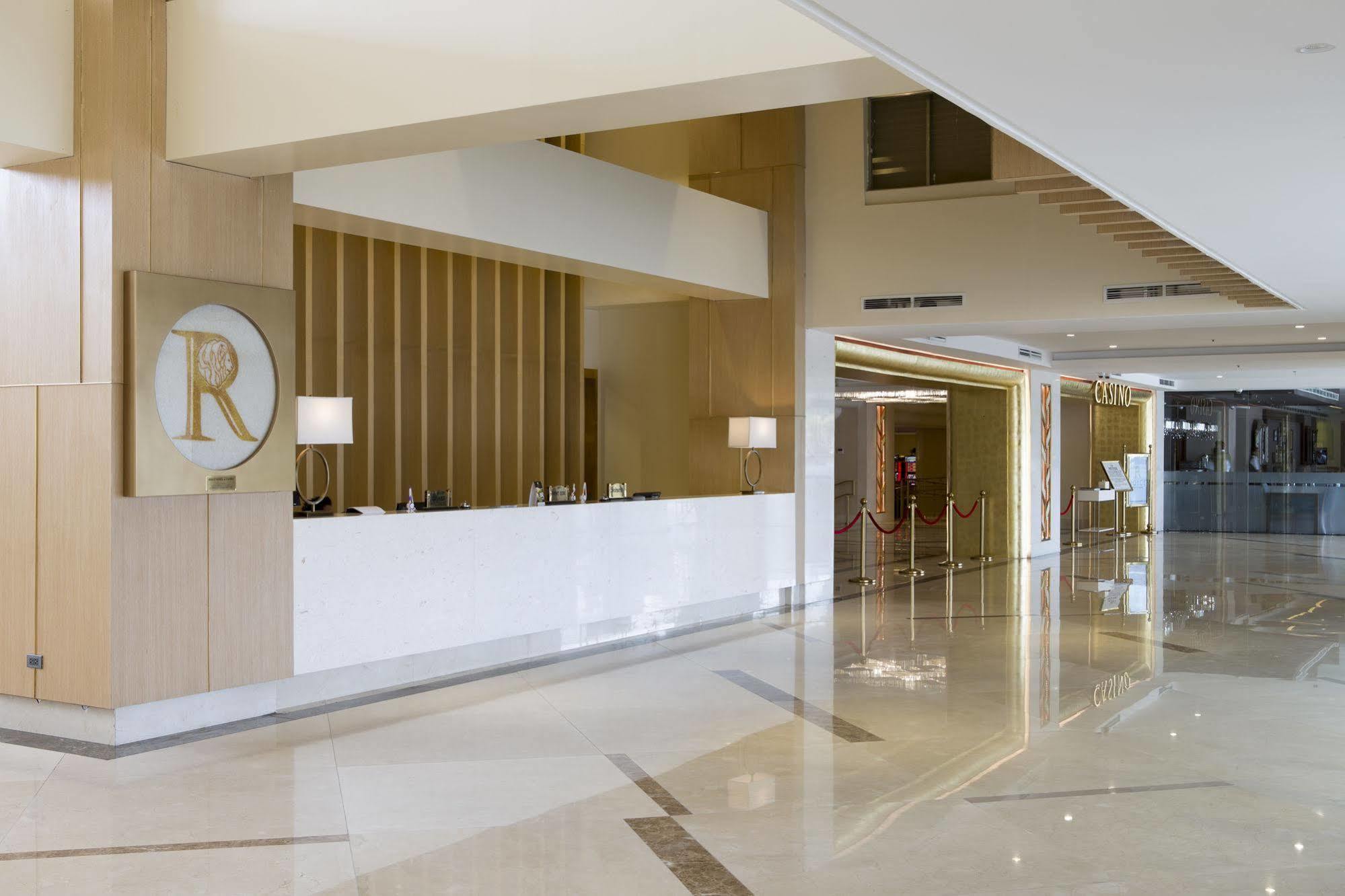 Royce Hotel & Casino Clark Field Екстериор снимка