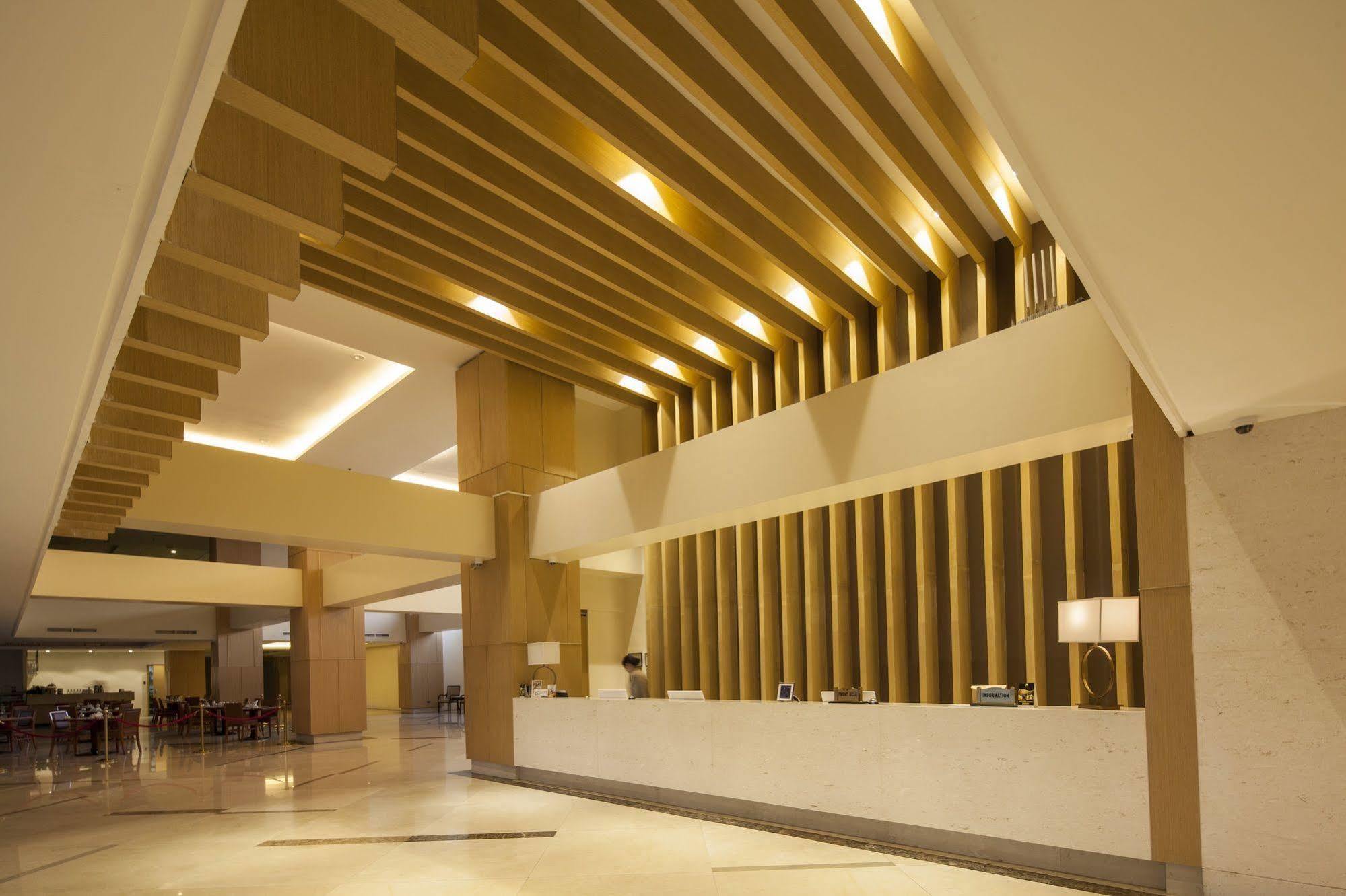 Royce Hotel & Casino Clark Field Екстериор снимка