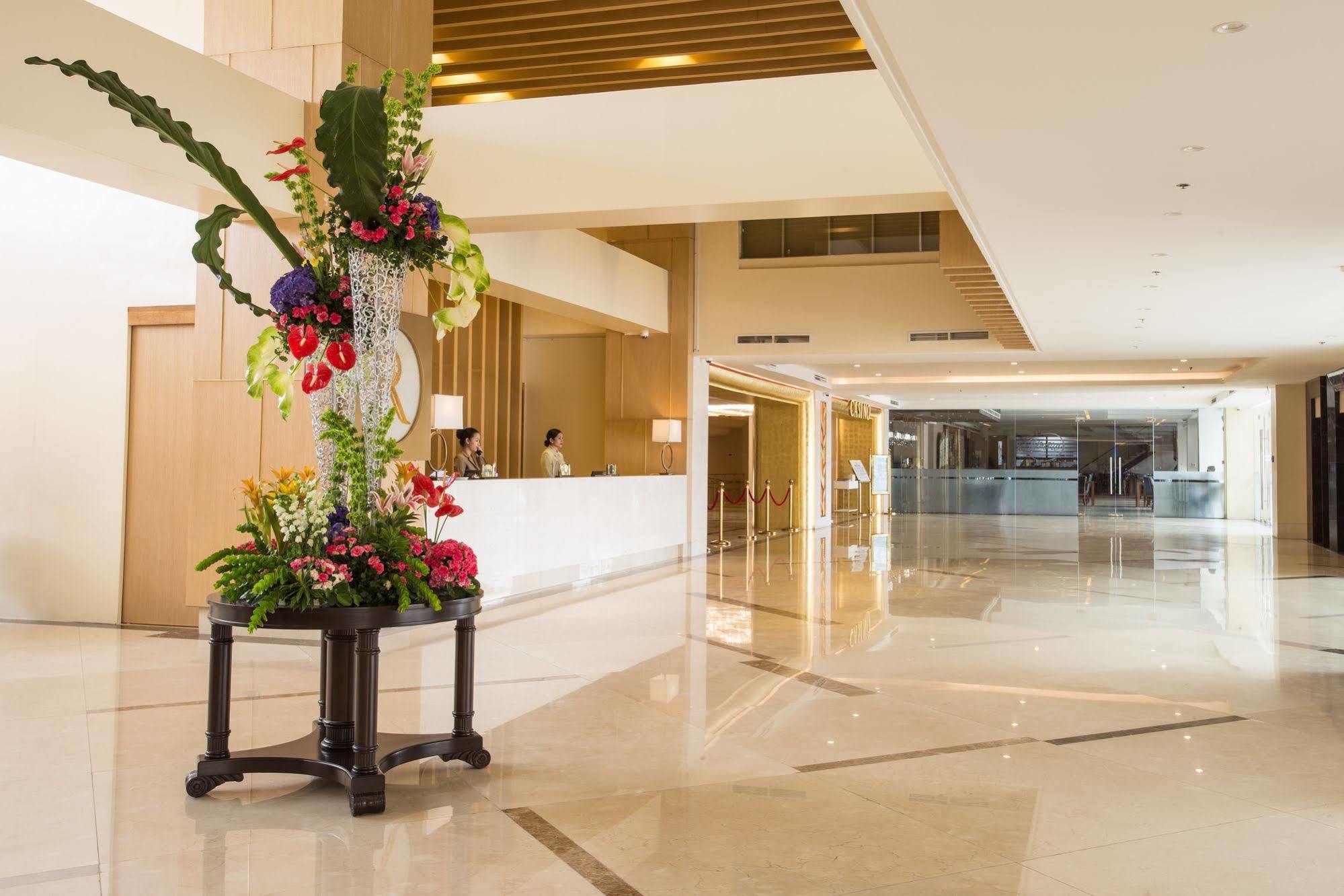 Royce Hotel & Casino Clark Field Екстериор снимка