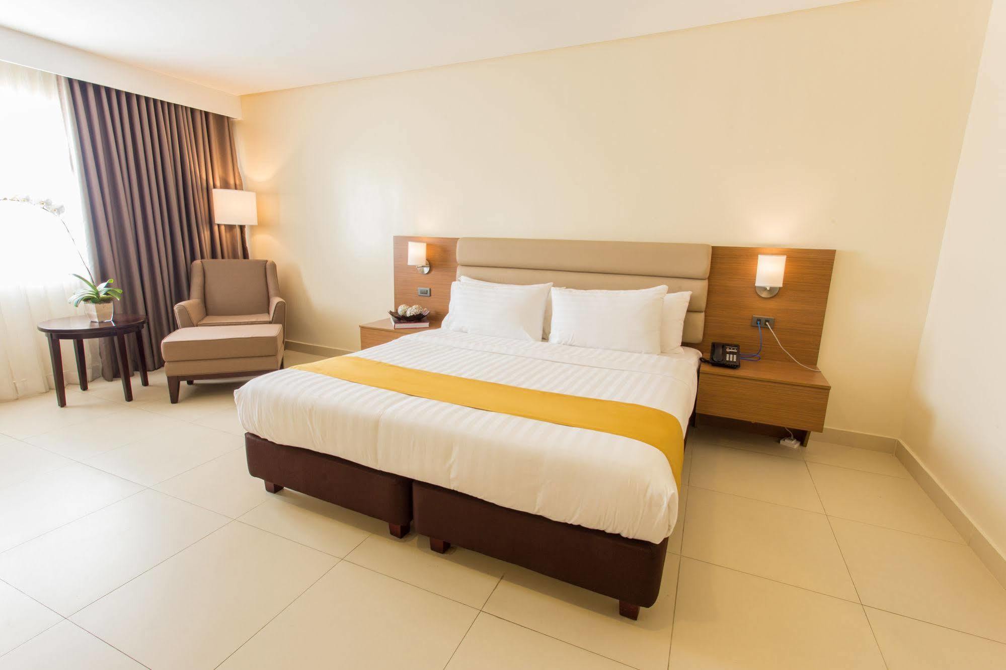 Royce Hotel & Casino Clark Field Екстериор снимка