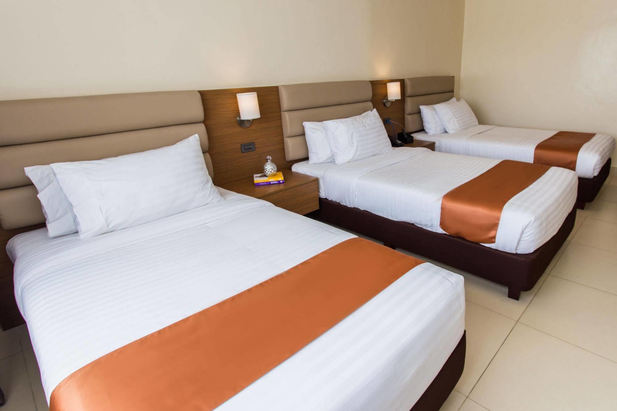Royce Hotel & Casino Clark Field Екстериор снимка