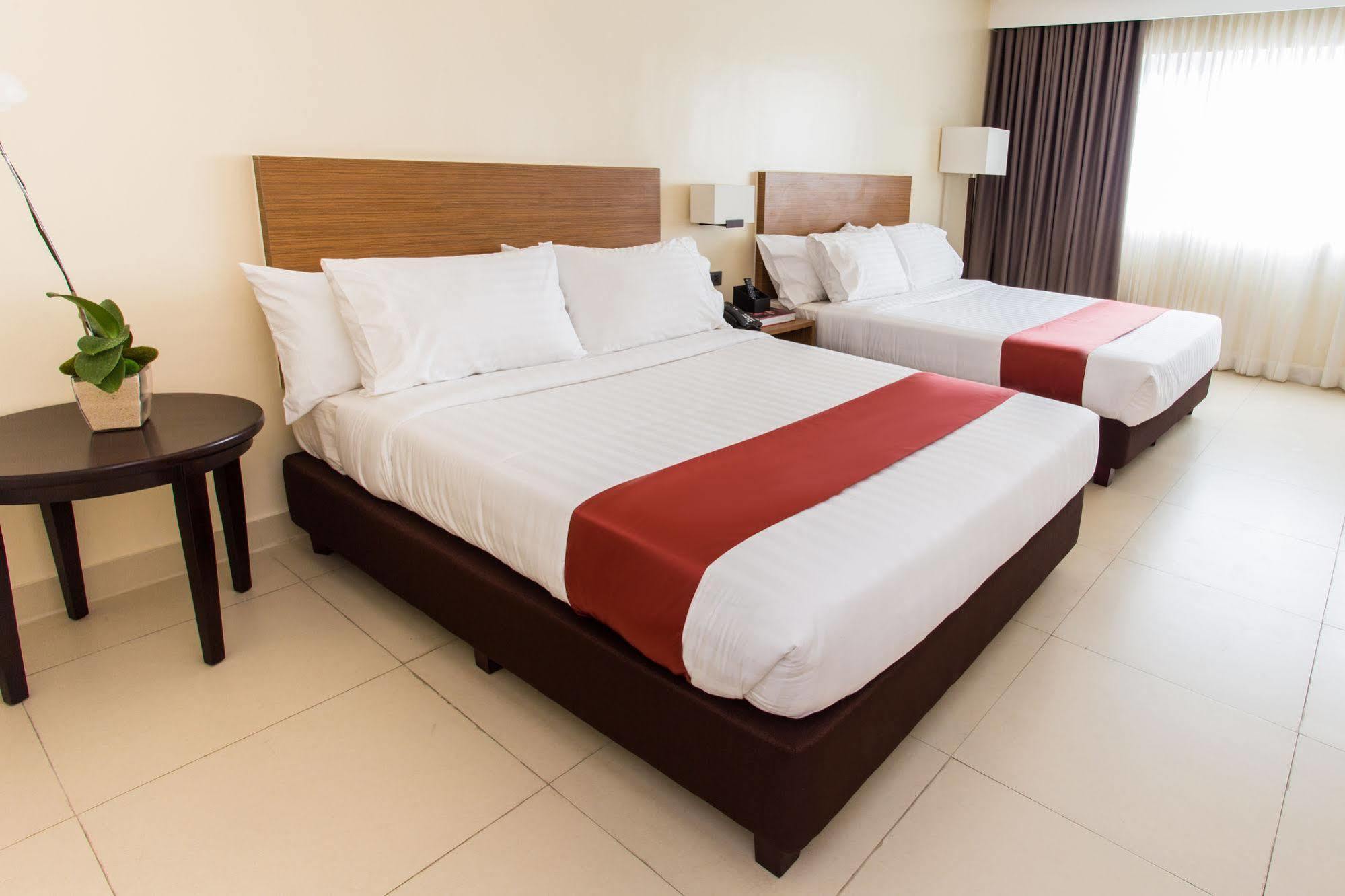 Royce Hotel & Casino Clark Field Екстериор снимка