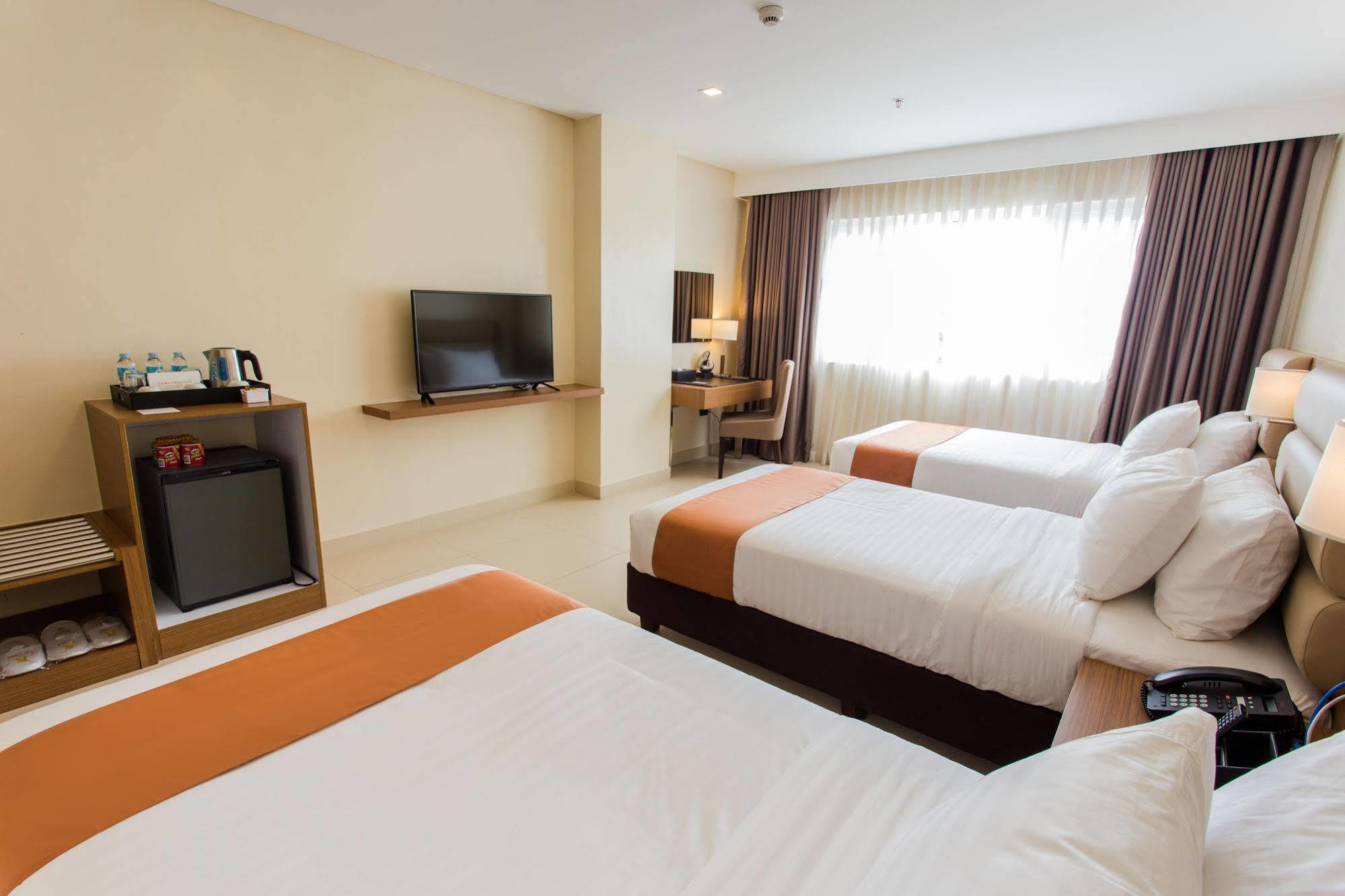 Royce Hotel & Casino Clark Field Екстериор снимка