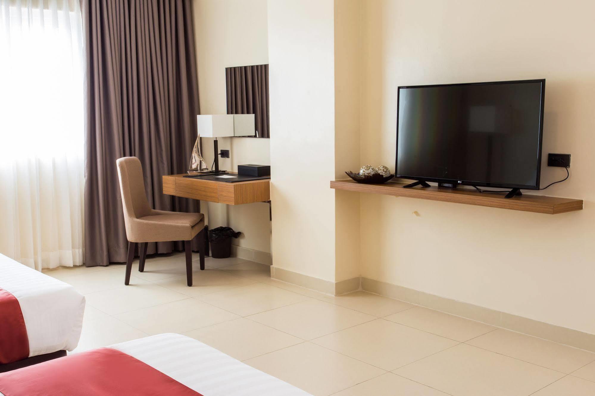 Royce Hotel & Casino Clark Field Екстериор снимка