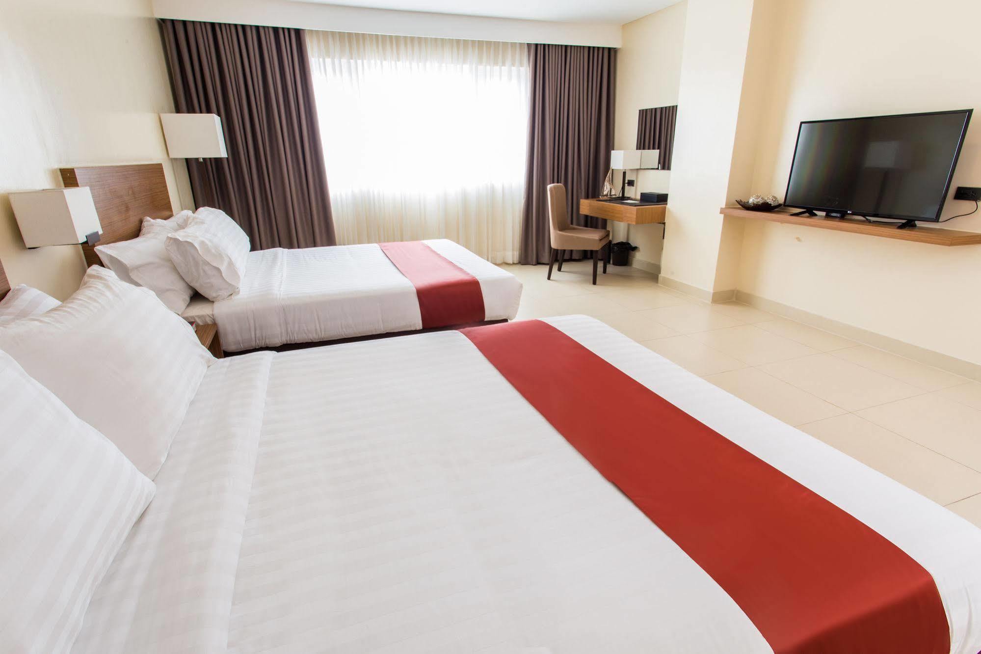 Royce Hotel & Casino Clark Field Екстериор снимка