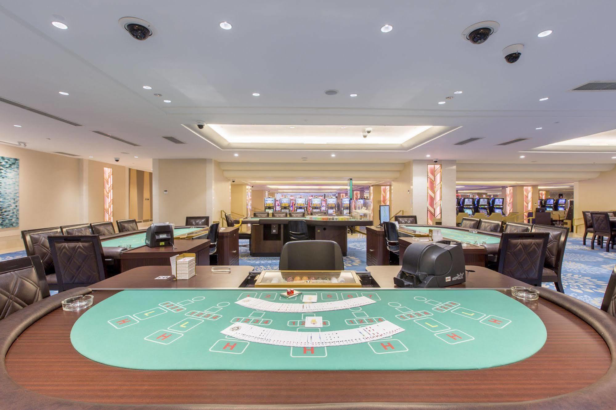 Royce Hotel & Casino Clark Field Екстериор снимка