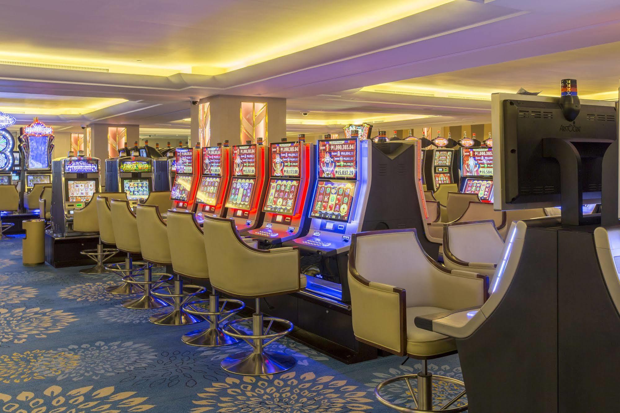 Royce Hotel & Casino Clark Field Екстериор снимка