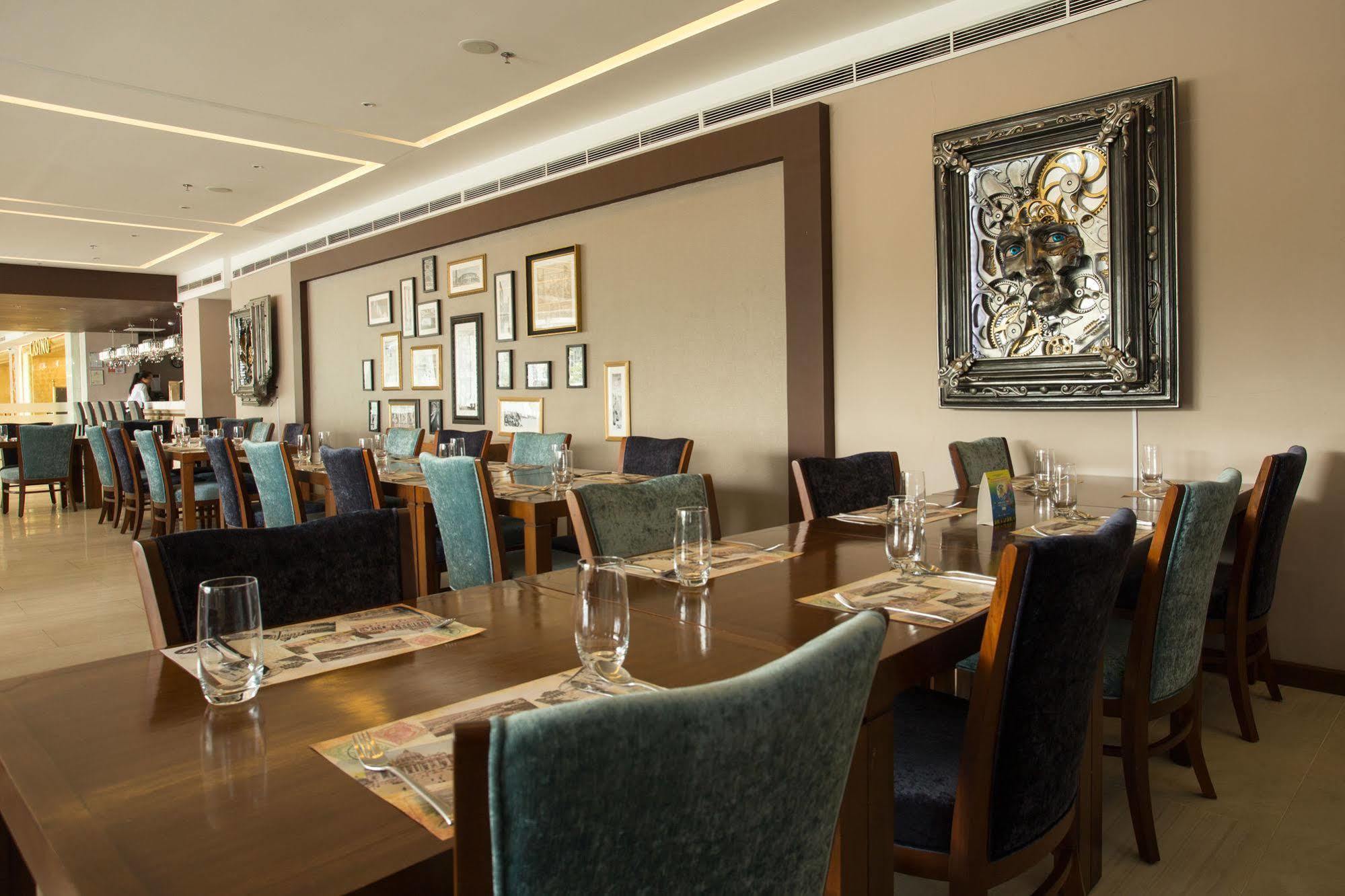 Royce Hotel & Casino Clark Field Екстериор снимка