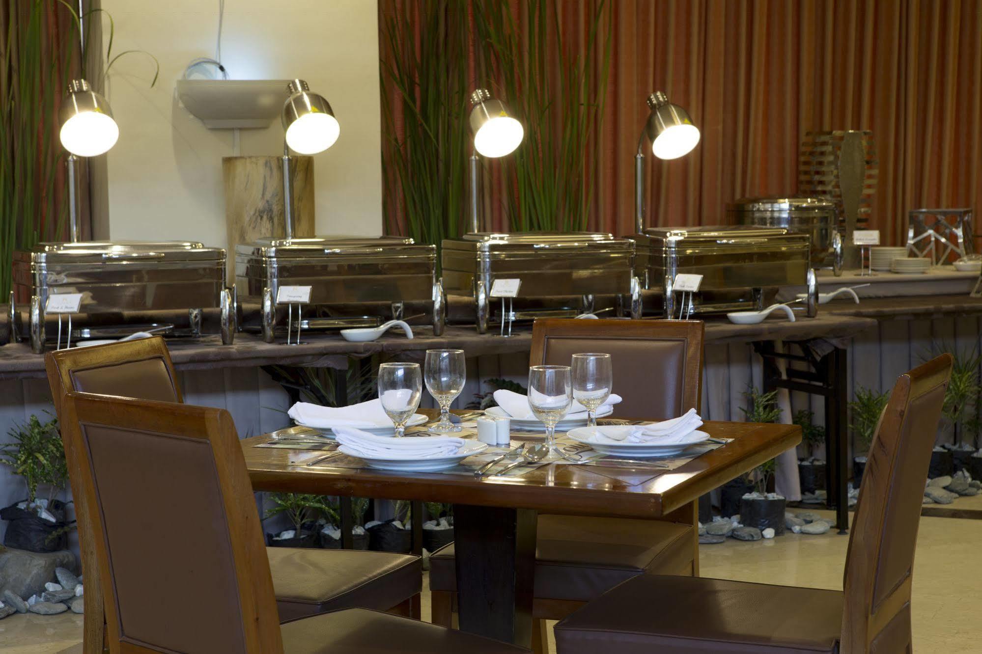 Royce Hotel & Casino Clark Field Екстериор снимка