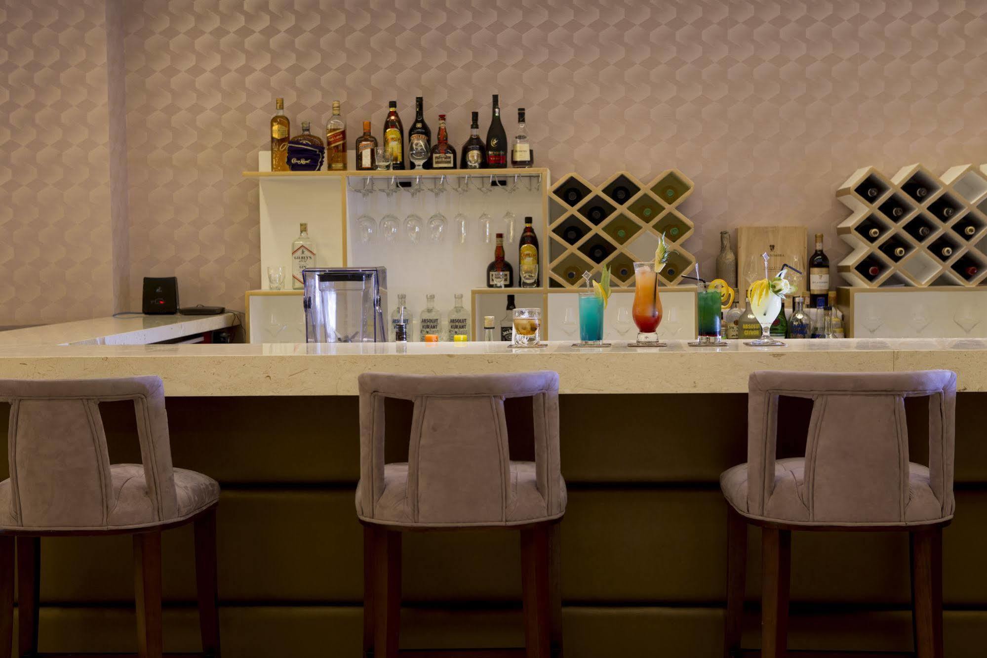 Royce Hotel & Casino Clark Field Екстериор снимка