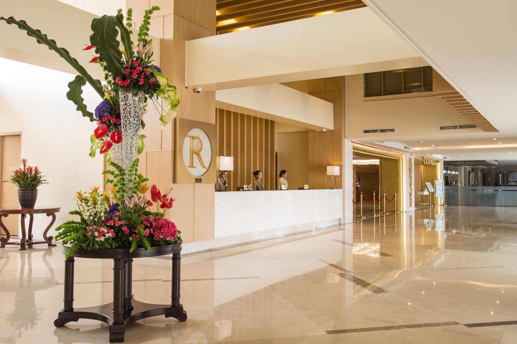 Royce Hotel & Casino Clark Field Екстериор снимка